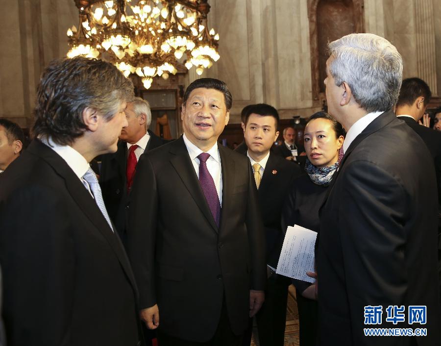 當?shù)貢r間7月19日，國家主席習(xí)近平在布宜諾斯艾利斯會見阿根廷副總統(tǒng)兼參議長布杜（前左）和眾議長多明格斯（前右）。 新華社記者丁林攝  