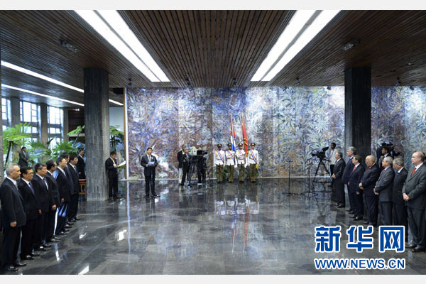 當(dāng)?shù)貢r(shí)間7月22日，國(guó)家主席習(xí)近平在哈瓦那接受古巴政府授予的“何塞·馬蒂”勛章。古巴國(guó)務(wù)委員會(huì)主席兼部長(zhǎng)會(huì)議主席勞爾·卡斯特羅為習(xí)近平佩戴勛章。新華社記者馬占成攝