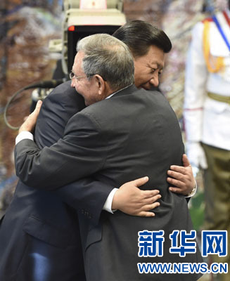 當(dāng)?shù)貢r(shí)間7月22日，國(guó)家主席習(xí)近平在哈瓦那接受古巴政府授予的“何塞·馬蒂”勛章。古巴國(guó)務(wù)委員會(huì)主席兼部長(zhǎng)會(huì)議主席勞爾·卡斯特羅為習(xí)近平佩戴勛章。新華社記者馬占成攝