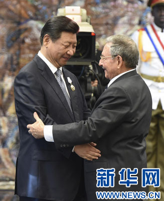 當(dāng)?shù)貢r(shí)間7月22日，國(guó)家主席習(xí)近平在哈瓦那接受古巴政府授予的“何塞·馬蒂”勛章。古巴國(guó)務(wù)委員會(huì)主席兼部長(zhǎng)會(huì)議主席勞爾·卡斯特羅為習(xí)近平佩戴勛章。新華社記者馬占成攝