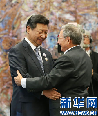 當(dāng)?shù)貢r(shí)間7月22日，國(guó)家主席習(xí)近平在哈瓦那接受古巴政府授予的“何塞·馬蒂”勛章。古巴國(guó)務(wù)委員會(huì)主席兼部長(zhǎng)會(huì)議主席勞爾·卡斯特羅為習(xí)近平佩戴勛章。新華社記者劉衛(wèi)兵攝