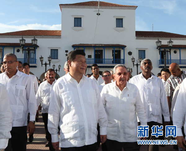 當(dāng)?shù)貢r間7月23日，國家主席習(xí)近平在古巴國務(wù)委員會主席兼部長會議主席勞爾·卡斯特羅全程陪同下，訪問古巴第二大城市、被稱為“英雄城”的圣地亞哥。這是習(xí)近平和勞爾參觀圣地亞哥市政府。新華社記者蘭紅光 攝