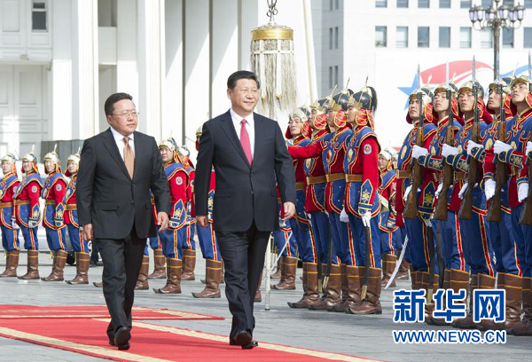 8月21日，國家主席習近平在烏蘭巴托同蒙古國總統額勒貝格道爾吉舉行會談。會談前，額勒貝格道爾吉在國家宮前廣場為習近平舉行隆重歡迎儀式。新華社記者 黃敬文 攝