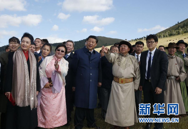 8月22日，國家主席習近平在蒙古國總統額勒貝格道爾吉陪同下前往烏蘭巴托市郊觀看那達慕。這是習近平和夫人彭麗媛同額勒貝格道爾吉夫婦觀看表演。新華社記者 鞠鵬 攝