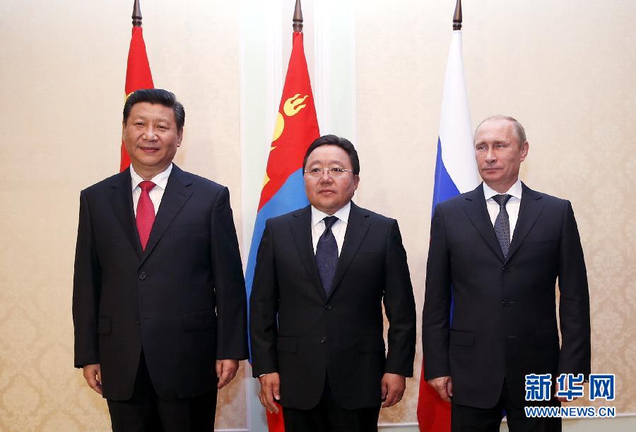 9月11日，中國國家主席習近平在塔吉克斯坦首都杜尚別同俄羅斯總統普京、蒙古國總統額勒貝格道爾吉舉行中俄蒙元首會晤。 新華社記者 鞠鵬攝 