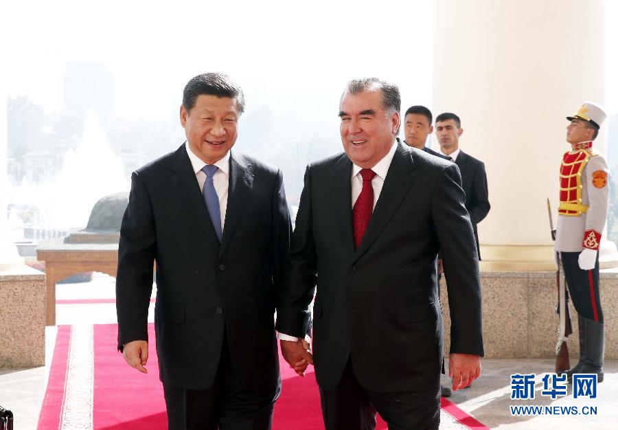 9月13日，國家主席習近平在杜尚別同塔吉克斯坦總統拉赫蒙舉行會談。 這是會談開始前，兩國元首步入會談大廳。 新華社記者鞠鵬攝 