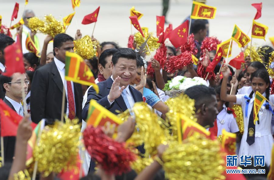  9月16日，國家主席習近平抵達科倫坡，開始對斯里蘭卡進行國事訪問。在班達拉奈克國際機場，習近平和夫人彭麗媛受到拉賈帕克薩總統夫婦熱情迎接。新華社記者謝環馳攝 