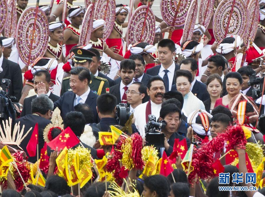 9月16日，國家主席習近平抵達科倫坡，開始對斯里蘭卡進行國事訪問。在班達拉奈克國際機場，習近平和夫人彭麗媛受到拉賈帕克薩總統夫婦熱情迎接。新華社記者黃敬文攝 