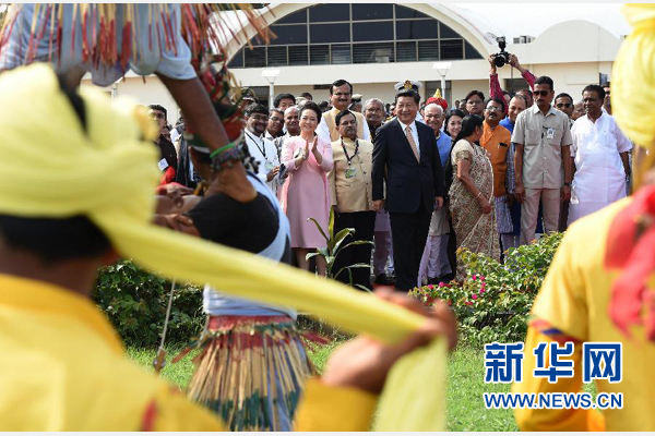 9月17日，國家主席習(xí)近平抵達(dá)古吉拉特邦艾哈邁達(dá)巴德市，開始對印度進(jìn)行國事訪問。這是印度青年跳起古吉拉特邦傳統(tǒng)舞蹈，歡迎習(xí)近平和夫人彭麗媛。新華社記者 馬占成 攝
