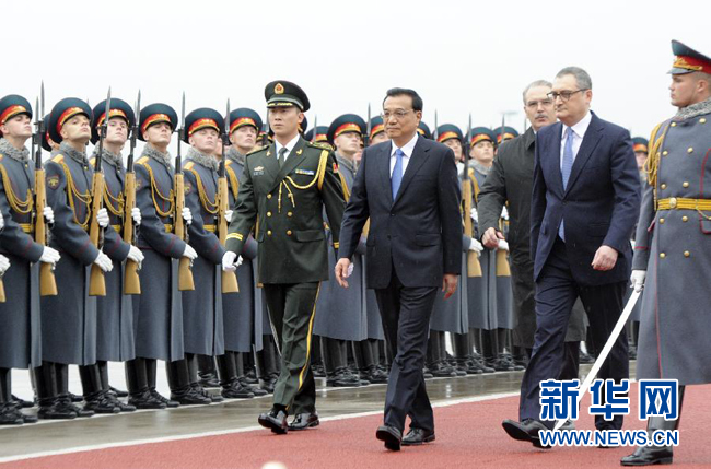 10月12日，中國國務(wù)院總理李克強(qiáng)乘專機(jī)抵達(dá)莫斯科，開始對俄羅斯進(jìn)行正式訪問并舉行中俄總理第十九次定期會晤。俄方在機(jī)場舉行隆重儀式，歡迎李克強(qiáng)總理。新華社記者 張鐸 攝