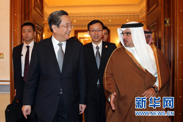 11月6日，正在巴林進(jìn)行正式友好訪問(wèn)的全國(guó)政協(xié)主席俞正聲在麥納麥會(huì)見(jiàn)巴林王儲(chǔ)薩勒曼。 新華社記者劉衛(wèi)兵攝