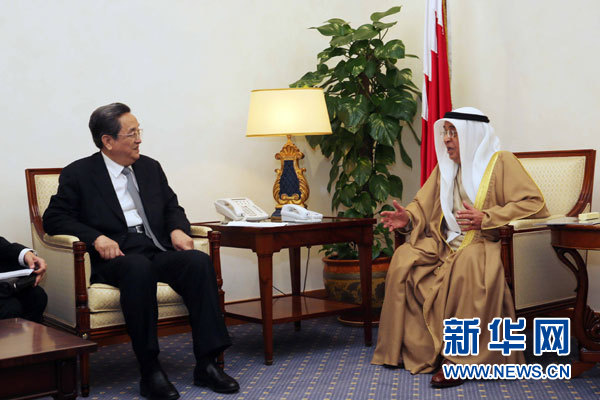 11月6日，正在巴林進(jìn)行正式友好訪問(wèn)的全國(guó)政協(xié)主席俞正聲在麥納麥會(huì)見(jiàn)巴林副首相穆罕默德。 新華社記者劉衛(wèi)兵攝