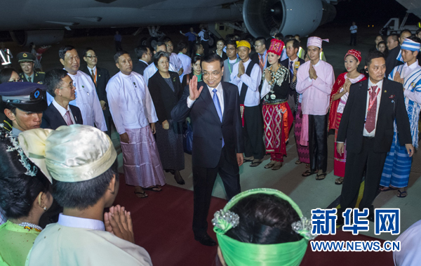 11月12日，中國國務(wù)院總理李克強(qiáng)抵達(dá)內(nèi)比都，出席東亞合作領(lǐng)導(dǎo)人系列會議并對緬甸進(jìn)行正式訪問。 新華社記者王曄攝