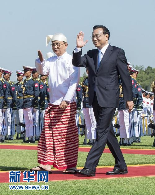 11月14日，中國國務(wù)院總理李克強(qiáng)在內(nèi)比都同緬甸總統(tǒng)吳登盛舉行會(huì)談。這是會(huì)談前，吳登盛在緬甸總統(tǒng)府前廣場(chǎng)為李克強(qiáng)舉行隆重的歡迎儀式。新華社記者 王曄 攝