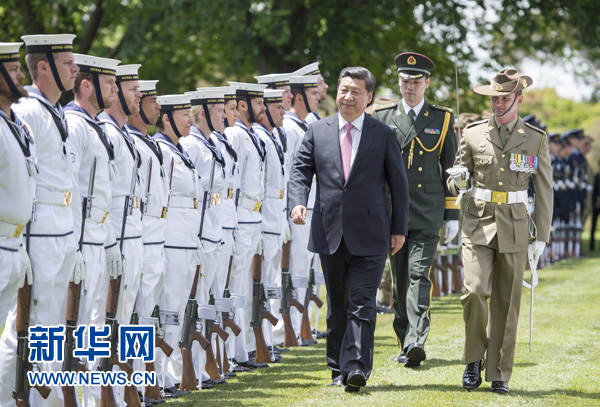 11月17日，中國(guó)國(guó)家主席習(xí)近平在堪培拉會(huì)見澳大利亞總督科斯格羅夫。會(huì)見前，科斯格羅夫在總督府草坪為習(xí)近平舉行隆重歡迎儀式。新華社記者謝環(huán)馳 攝 