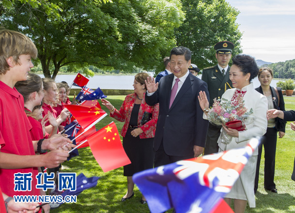 11月17日，中國(guó)國(guó)家主席習(xí)近平在堪培拉會(huì)見澳大利亞總督科斯格羅夫。會(huì)見前，科斯格羅夫在總督府草坪為習(xí)近平舉行隆重歡迎儀式。習(xí)近平和夫人彭麗媛抵達(dá)時(shí)，受到科斯格羅夫總督夫婦熱情迎接。新華社記者謝環(huán)馳 攝 