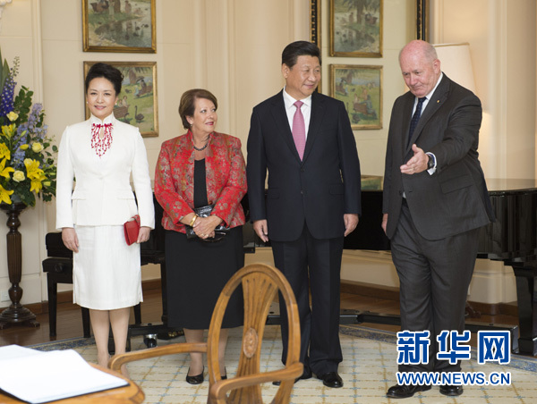 11月17日，中國(guó)國(guó)家主席習(xí)近平在堪培拉會(huì)見澳大利亞總督科斯格羅夫。會(huì)見前，科斯格羅夫在總督府草坪為習(xí)近平舉行隆重歡迎儀式。習(xí)近平和夫人彭麗媛抵達(dá)時(shí)，受到科斯格羅夫總督夫婦熱情迎接。新華社記者黃敬文 攝 