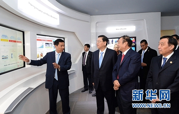 11月26日，正在墨西哥進行正式友好訪問的全國人大常委會委員長張德江在墨西哥城視察華為公司拉美北地區部。 新華社記者劉建生攝