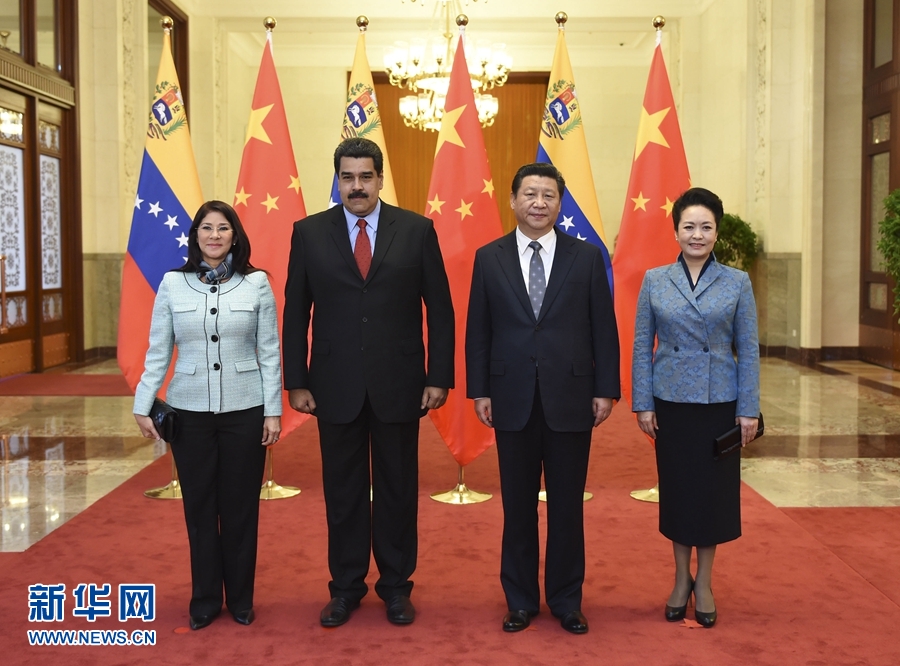 1月7日，國(guó)家主席習(xí)近平在北京人民大會(huì)堂會(huì)見(jiàn)委內(nèi)瑞拉總統(tǒng)馬杜羅。這是會(huì)見(jiàn)前，習(xí)近平和夫人彭麗媛同馬杜羅夫婦合影。 新華社記者 張鐸 攝