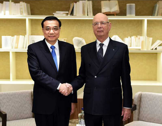 施瓦布第一時間歡迎李克強抵達達沃斯(攝影:新華社 李濤) 施瓦布第一時間歡迎李克強抵達達沃斯(攝影:新華社 李濤)