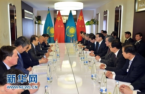 1月21日，中國國務院總理李克強在瑞士達沃斯會見哈薩克斯坦總理馬西莫夫。 新華社記者 李濤 攝