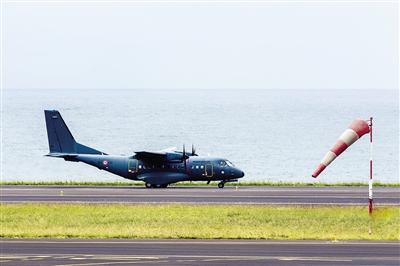 7日，法屬留尼汪島，法國軍事運輸機沿海岸搜尋MH370殘骸。
