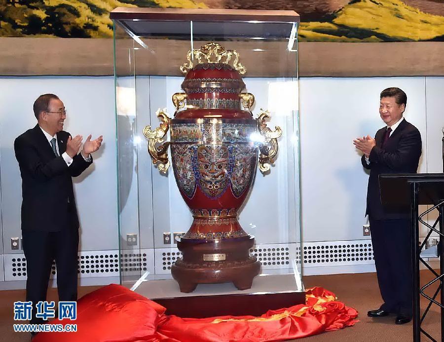 9月27日，國家主席習近平在紐約出席中國向聯(lián)合國贈送“和平尊”儀式。聯(lián)合國秘書長潘基文出席。 新華社記者 李濤 攝 