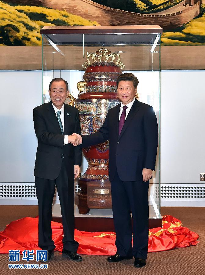 9月27日，國家主席習近平在紐約出席中國向聯(lián)合國贈送“和平尊”儀式。聯(lián)合國秘書長潘基文出席。 新華社記者 李濤 攝 
