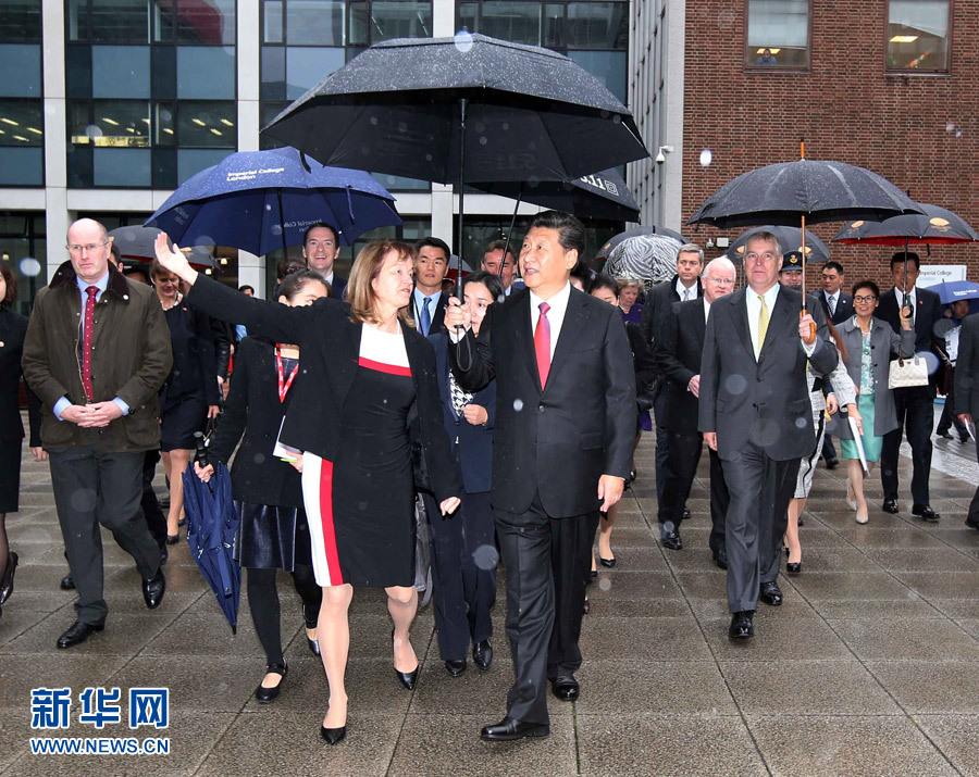 10月21日，國家主席習近平在倫敦參觀帝國理工學院。 新華社記者姚大偉 攝