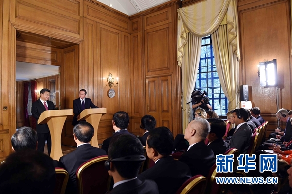 10月21日，國家主席習(xí)近平在倫敦唐寧街首相府同英國首相卡梅倫舉行會(huì)談。這是會(huì)談結(jié)束后，習(xí)近平和卡梅倫共同會(huì)見記者。 新華社記者 饒愛民 攝 