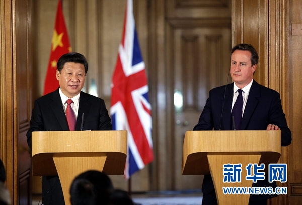 10月21日，國家主席習(xí)近平在倫敦唐寧街首相府同英國首相卡梅倫舉行會(huì)談。這是會(huì)談結(jié)束后，習(xí)近平和卡梅倫共同會(huì)見記者。 新華社記者 鞠鵬 攝 