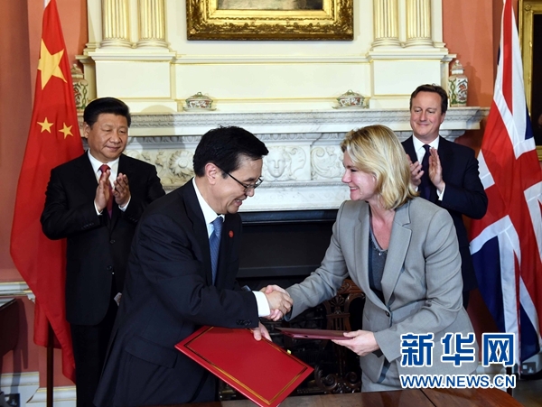 10月21日，國家主席習(xí)近平在倫敦唐寧街首相府同英國首相卡梅倫舉行會(huì)談。這是會(huì)談結(jié)束后，兩國領(lǐng)導(dǎo)人共同見證雙邊合作文件的簽署。新華社記者 饒愛民 攝 