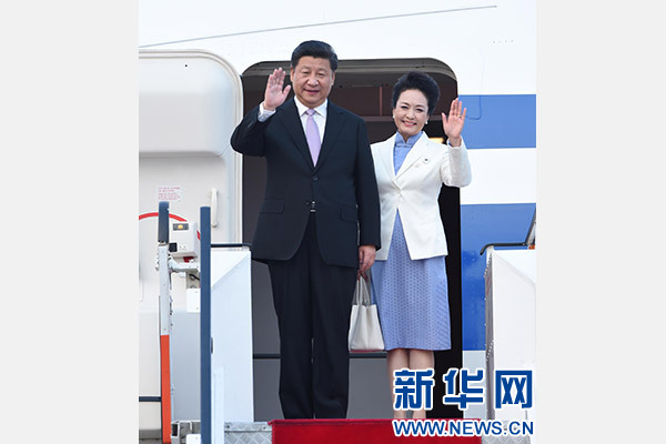 11月6日，國家主席習(xí)近平抵達(dá)新加坡，開始對(duì)新加坡進(jìn)行國事訪問。這是習(xí)近平和夫人彭麗媛步出艙門。 新華社記者張鐸攝