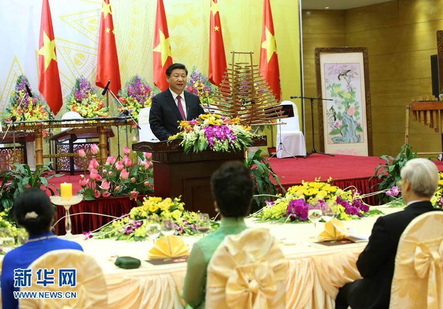 11月5日，中共中央總書記、國(guó)家主席習(xí)近平和夫人彭麗媛出席越共中央總書記阮富仲和越南國(guó)家主席張晉創(chuàng)在河內(nèi)國(guó)際會(huì)議中心舉行的盛大歡迎晚宴。新華社記者 龐興雷 攝 
