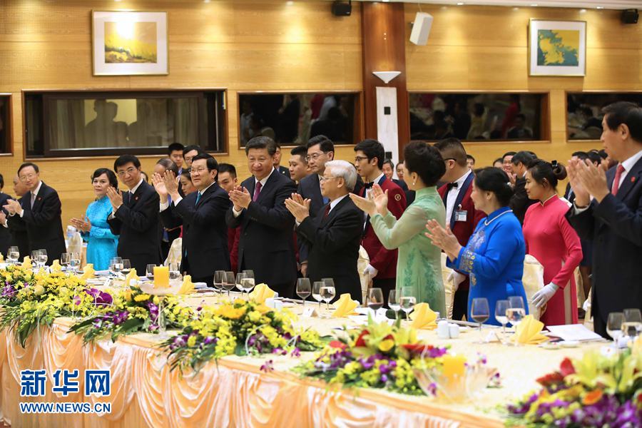 11月5日，中共中央總書記、國(guó)家主席習(xí)近平和夫人彭麗媛出席越共中央總書記阮富仲和越南國(guó)家主席張晉創(chuàng)在河內(nèi)國(guó)際會(huì)議中心舉行的盛大歡迎晚宴。新華社記者 龐興雷 攝 