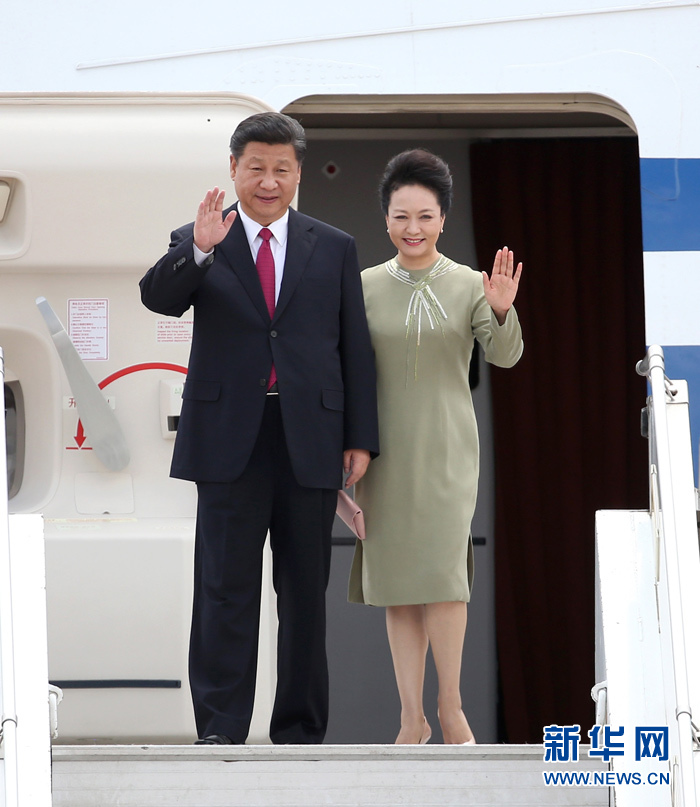 12月2日，國(guó)家主席習(xí)近平抵達(dá)南非首都比勒陀利亞，開始對(duì)南非進(jìn)行國(guó)事訪問。這是習(xí)近平和夫人彭麗媛向歡迎人群揮手致意。新華社記者龐興雷攝