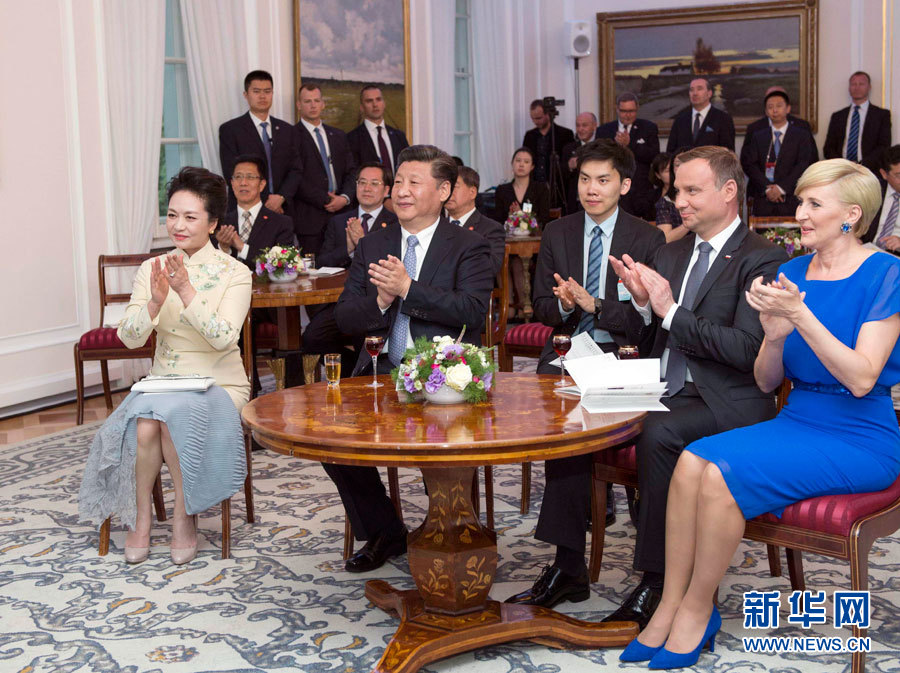 6月19日，國家主席習(xí)近平和夫人彭麗媛下午抵達(dá)波蘭首都華沙，當(dāng)晚即應(yīng)邀來到貝爾維德宮做客。這是習(xí)近平和彭麗媛同杜達(dá)夫婦共同欣賞波蘭馬佐夫舍民族歌舞團的精彩演出。新華社記者 謝環(huán)馳 攝 
