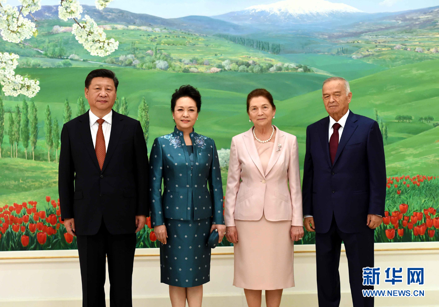 6月22日，國家主席習(xí)近平在塔什干庫克薩萊國賓館同烏茲別克斯坦總統(tǒng)卡里莫夫舉行會(huì)談。會(huì)談前，習(xí)近平出席卡里莫夫舉行的歡迎儀式。習(xí)近平和夫人彭麗媛受到卡里莫夫和夫人卡里莫娃熱情迎接。新華社記者饒愛民攝