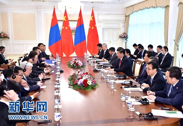 6月23日，國家主席習(xí)近平在塔什干會(huì)見蒙古國總統(tǒng)額勒貝格道爾吉。 新華社記者李濤攝