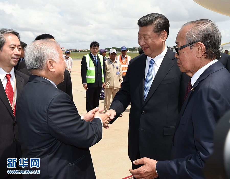 10月13日，國家主席習(xí)近平乘專機抵達金邊國際機場，開始對柬埔寨王國進行國事訪問。柬埔寨副首相兼王宮事務(wù)大臣貢桑奧親王和夏卡朋親王、阿倫公主等在舷梯旁熱情迎接習(xí)近平主席。新華社記者　謝環(huán)馳　攝