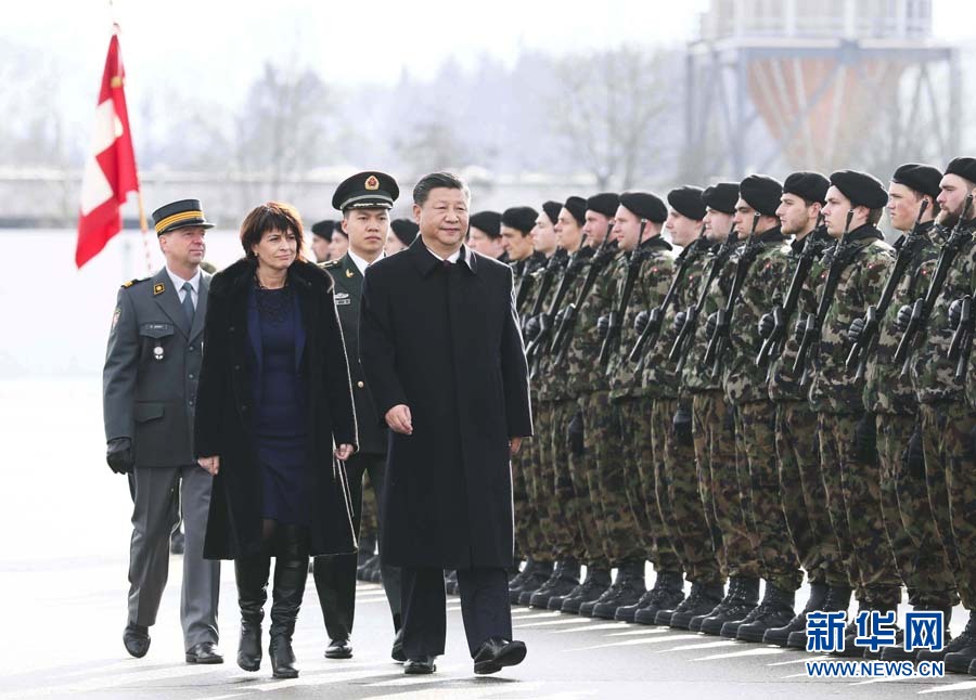 1月15日，國家主席習(xí)近平乘專機(jī)抵達(dá)蘇黎世，開始對(duì)瑞士聯(lián)邦進(jìn)行國事訪問。 這是習(xí)近平在瑞士聯(lián)邦主席洛伊特哈德陪同下檢閱儀仗隊(duì)。新華社記者 蘭紅光 攝