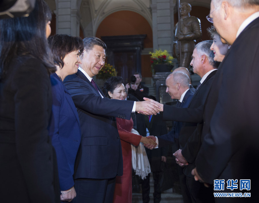 1月15日，國家主席習(xí)近平在伯爾尼出席瑞士聯(lián)邦委員會(huì)全體委員集體舉行的迎接儀式并致辭。 新華社記者 謝環(huán)馳 攝