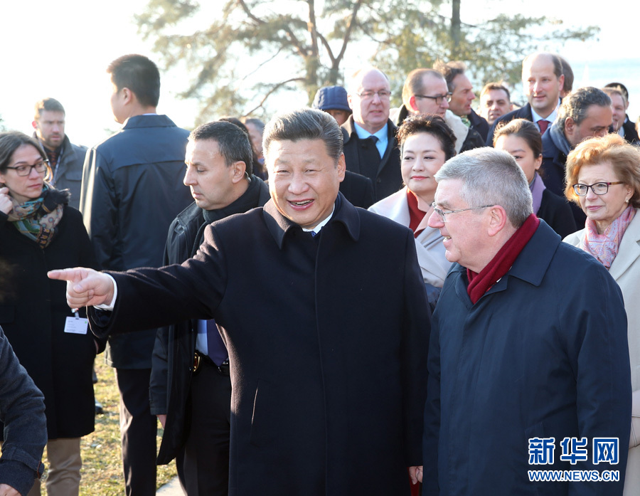 1月18日，國家主席習近平在瑞士洛桑國際奧林匹克博物館會見國際奧林匹克委員會主席巴赫。這是會見后，習近平和夫人彭麗媛在巴赫主席夫婦陪同下，參觀國際奧林匹克博物館。新華社記者 姚大偉 攝