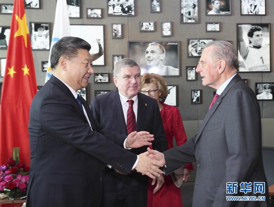 1月18日，國家主席習近平在瑞士洛桑國際奧林匹克博物館會見國際奧林匹克委員會主席巴赫。這是會見后，習近平與國際奧委會名譽主席羅格交談。新華社記者 蘭紅光 攝