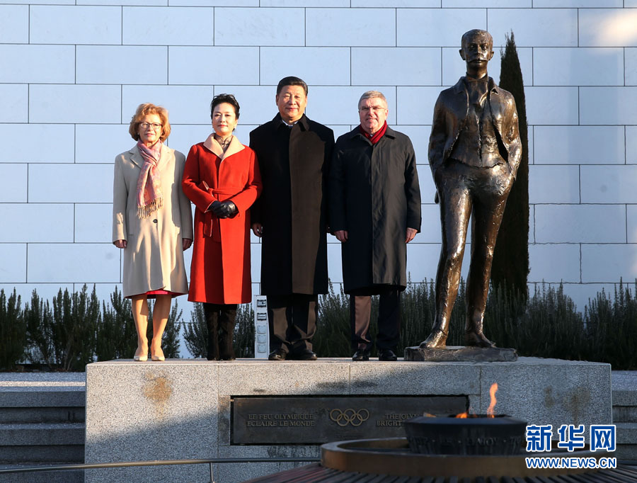 1月18日，國家主席習近平在瑞士洛桑國際奧林匹克博物館會見國際奧林匹克委員會主席巴赫。這是習近平和夫人彭麗媛與巴赫夫婦在現代奧林匹克運動發起人顧拜旦雕像前合影。新華社記者 姚大偉 攝