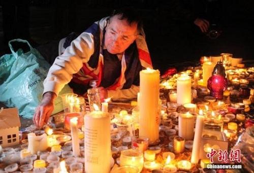 3月23日晚，倫敦民眾在市中心的特拉法加廣場舉行燭光集會，悼念此前一天發生在英國議會大廈附近的恐怖襲擊事件遇難者。 <a target='_blank' ><p  align=