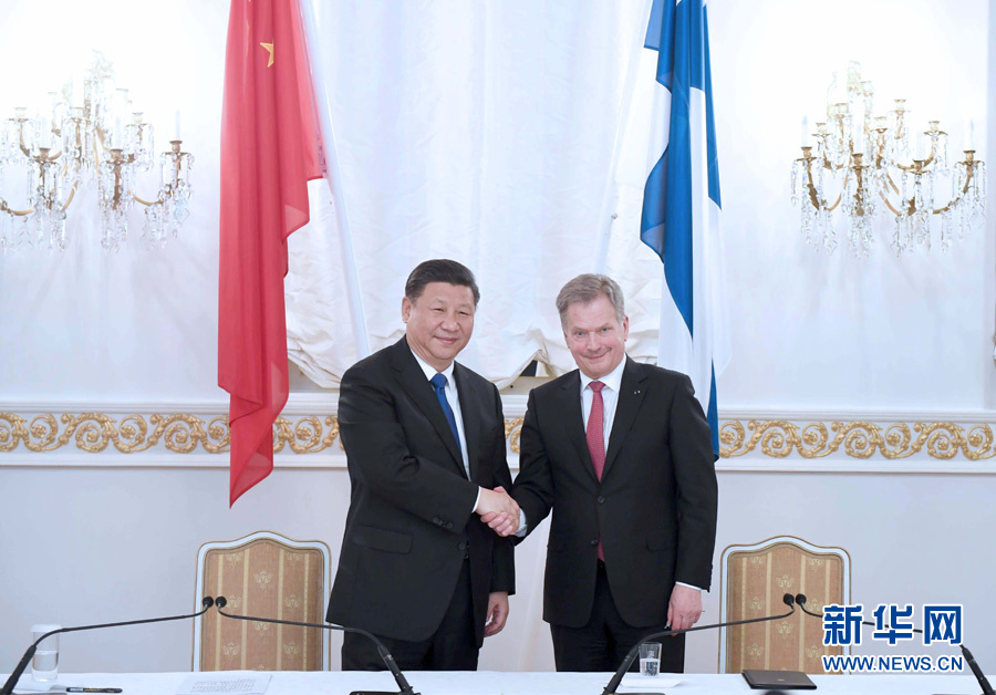 4月5日，國(guó)家主席習(xí)近平在赫爾辛基同芬蘭總統(tǒng)尼尼斯托舉行會(huì)談。這是會(huì)談后，兩國(guó)元首共同會(huì)見記者。 新華社記者 張鐸 攝 