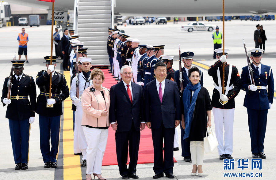 4月6日，國家主席習(xí)近平乘專機(jī)抵達(dá)美國佛羅里達(dá)州，將在海湖莊園同美國總統(tǒng)特朗普舉行中美元首會(huì)晤。習(xí)近平和夫人彭麗媛受到美國國務(wù)卿蒂勒森夫婦等熱情迎接。新華社記者 吳曉凌 攝