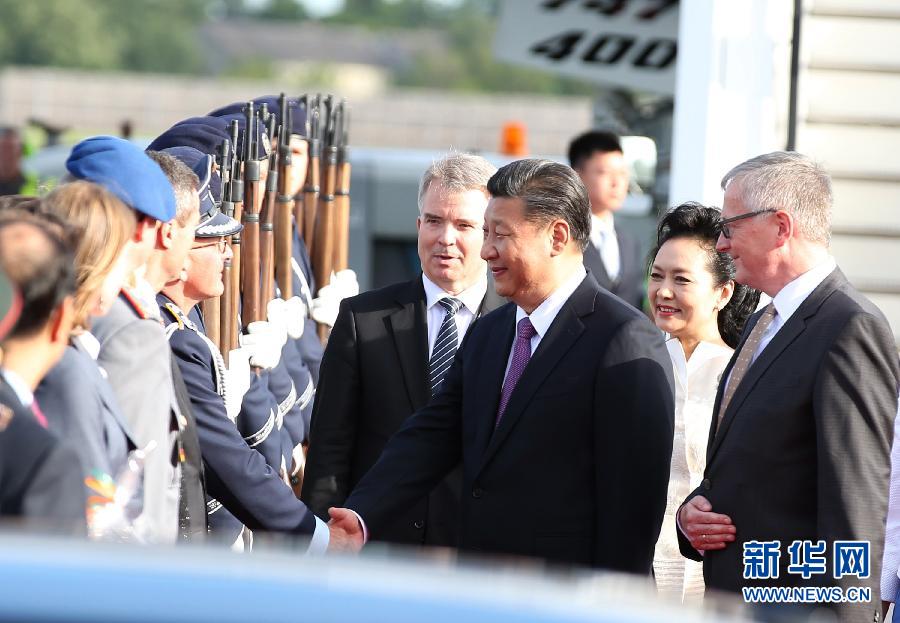 7月4日，國家主席習(xí)近平乘專機(jī)抵達(dá)柏林，開始對(duì)德意志聯(lián)邦共和國進(jìn)行國事訪問。德國政府高級(jí)官員在舷梯旁迎接習(xí)近平和夫人彭麗媛。新華社記者 姚大偉 攝