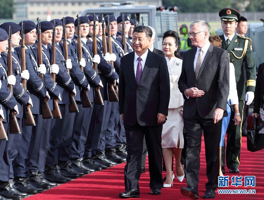 7月4日，國家主席習(xí)近平乘專機(jī)抵達(dá)柏林，開始對(duì)德意志聯(lián)邦共和國進(jìn)行國事訪問。德國政府高級(jí)官員在舷梯旁迎接習(xí)近平和夫人彭麗媛。新華社記者 王曄 攝
